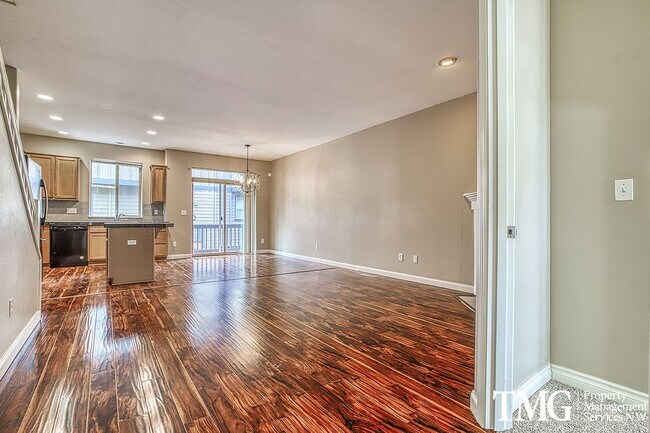 Building Photo - Wonderful 4 bed 2.5 Bath Townhome in Hills...
