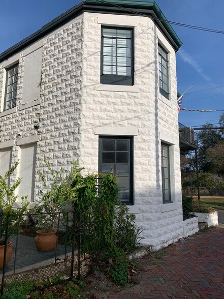 Building Photo - 245 Lincoln St