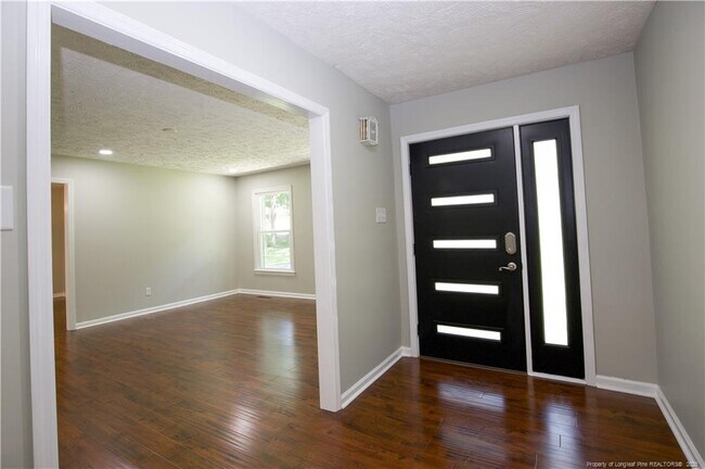 Building Photo - 906 N Glenwood Trail