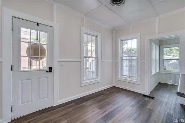 Building Photo - 380 Brainard St