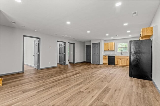 Building Photo - 221 N Park Ave