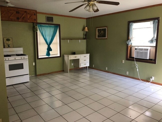 Building Photo - Affordable 1 Bed / 1 Bath Home – Available...