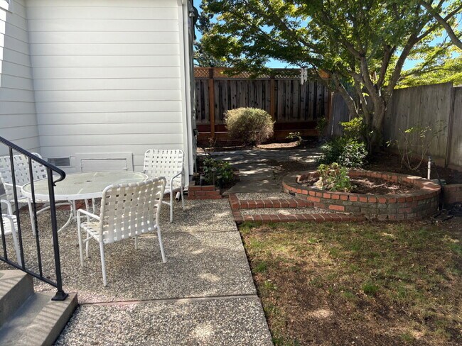 Building Photo - *Move-In Special* Charming 3 bed, 2 bath with office on San Carlos Border