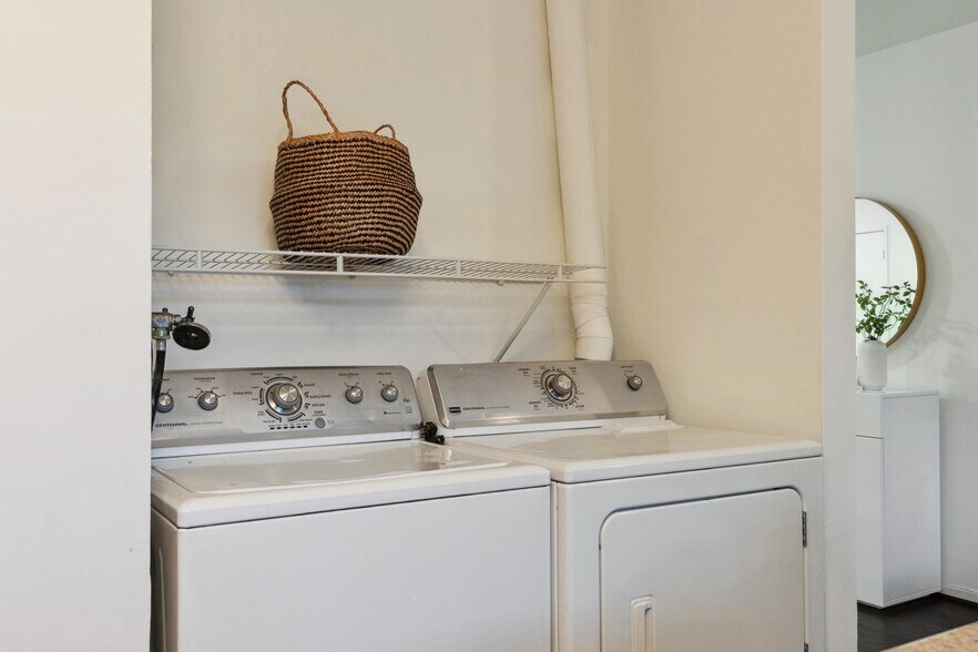 Building Photo - 6211 Telegraph Ave