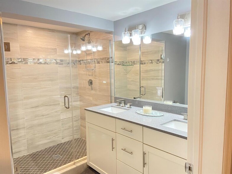 Building Photo - 1203 Hillsboro Mile