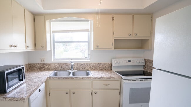 Building Photo - 2807 Ashley Dr W
