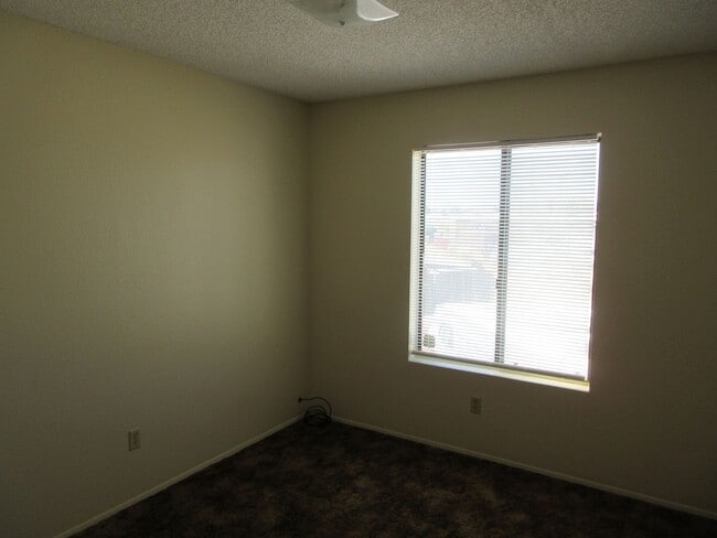 Building Photo - 1025 W Perdew Ave