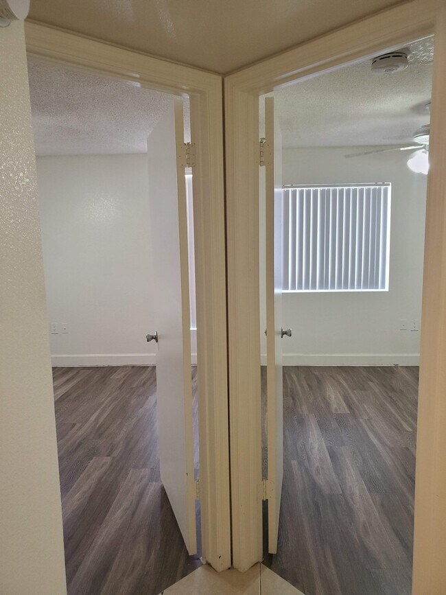 Building Photo - No HOA! North Phoenix 3 Bedroom Home with Large Yard & Garage