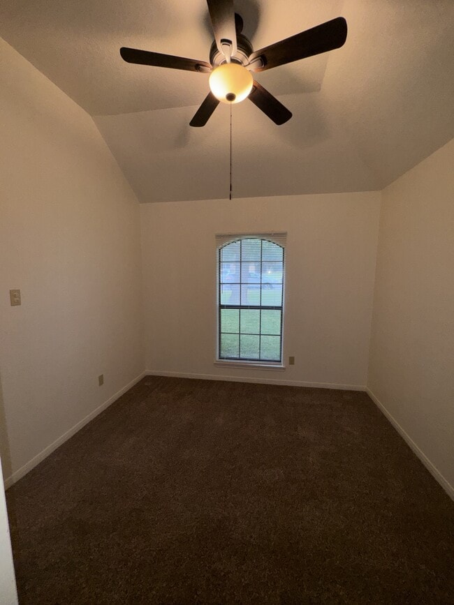 Building Photo - 1801 Thomas Ct