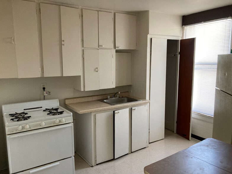 Building Photo - 3431 W Kilbourn Ave