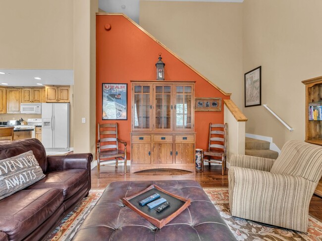 Building Photo - End-Unit Townhome in Cove Canyon