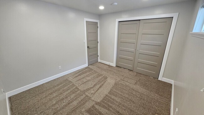 Building Photo - 2780 Wilshire Dr S