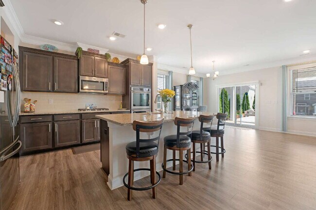 Building Photo - Beautiful Upscale Executive Home with Pool 4B/3Bth with 3,100 sqft
