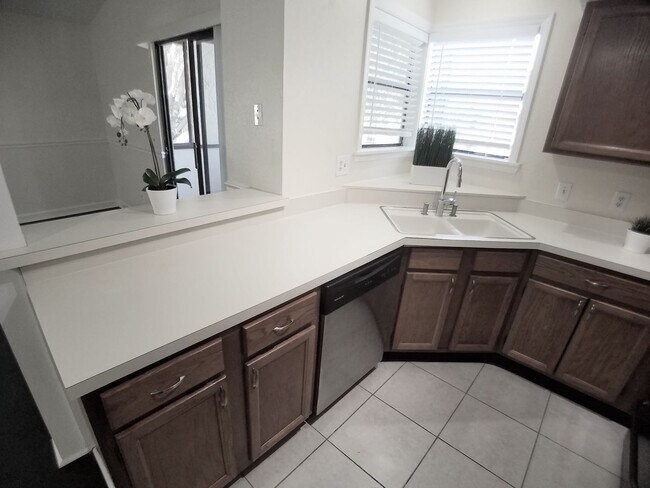 Building Photo - Beautiful 1/1 wood floor condo for rent in...