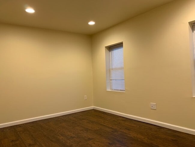 Building Photo - 24 E Silver St