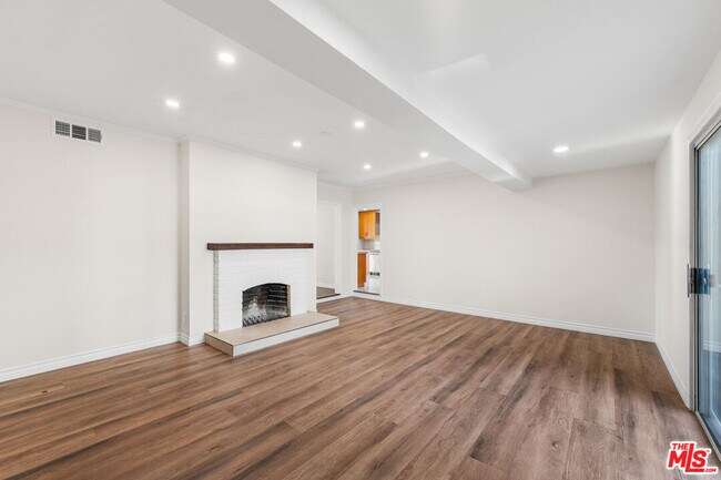 Building Photo - 6932 Mammoth Ave
