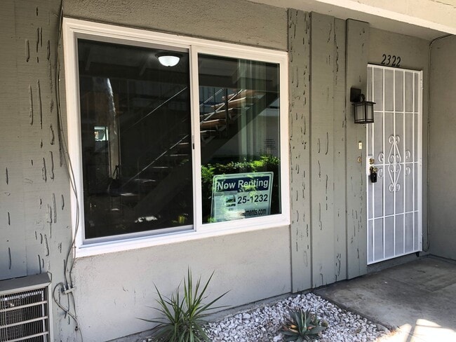 Building Photo - Santa Ana townhome style.  2 bed, 1 1/2 ba...
