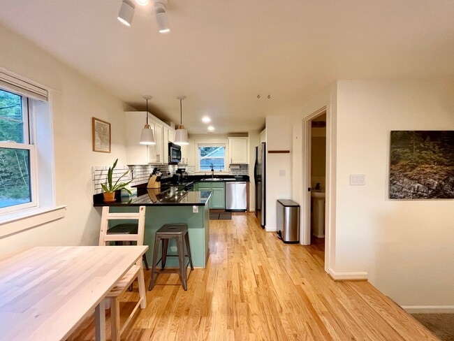 Building Photo - Light and Airy Townhome - Available April 10th