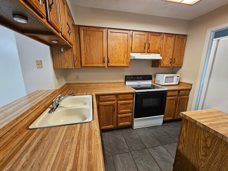 Building Photo - 3509 Queen Anne Way