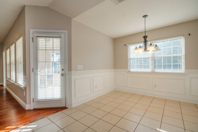 Building Photo - 59 Forest St NE