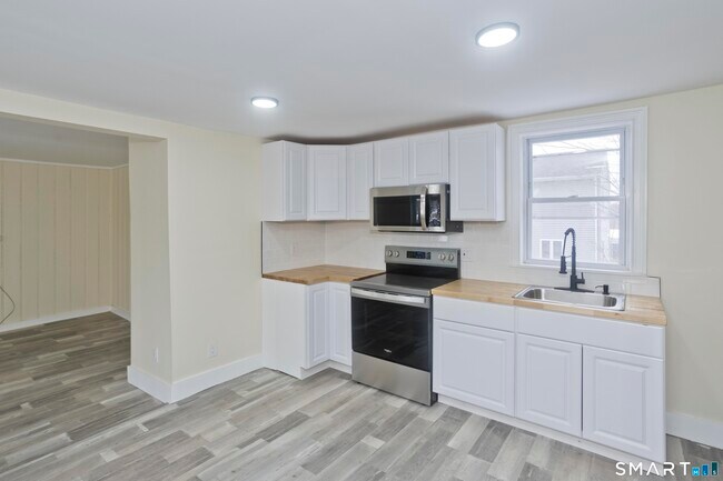 Building Photo - 47 Maple Ave