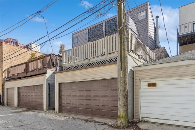 Building Photo - 1140 W Cornelia Ave