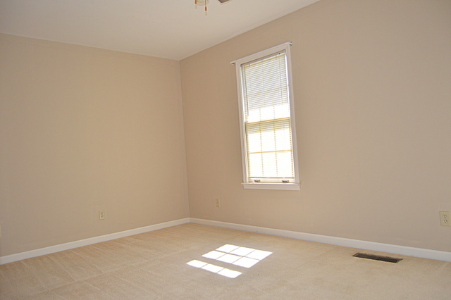 Building Photo - Pet Friendly Two Bedroom!