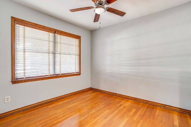 Building Photo - Historic 2 bed, 1 bath Apartment in Covete...