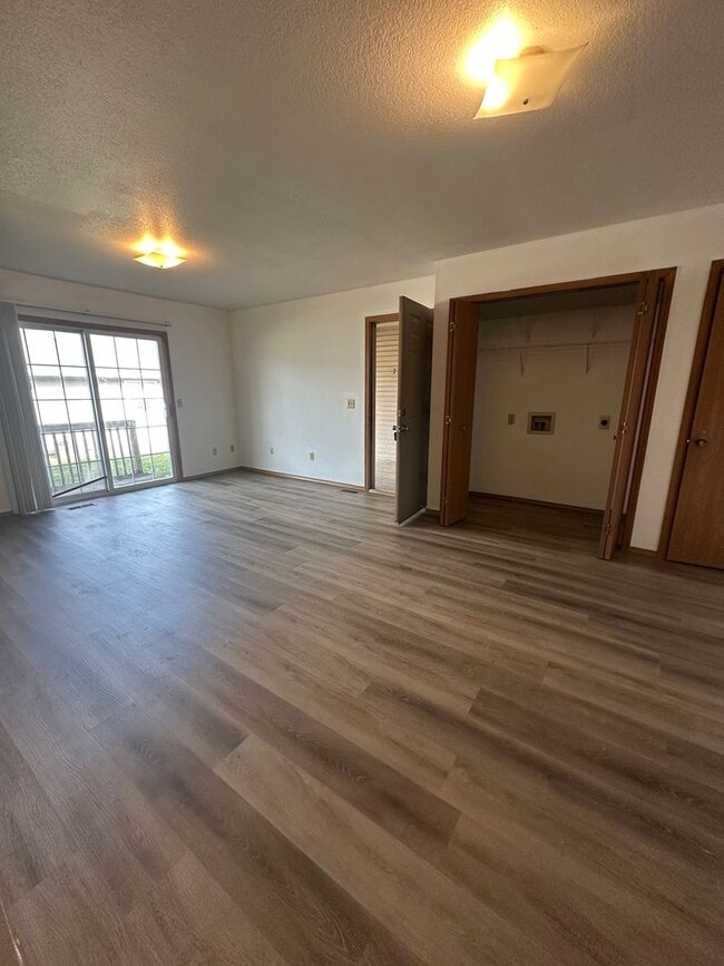 Building Photo - 1 bedroom 1 bath apartment available now!