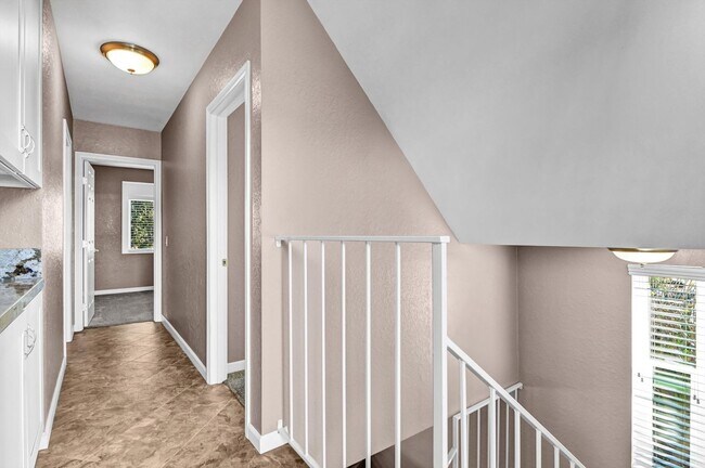 Building Photo - 3 Bedroom Townhome in the Vista de Vista Community