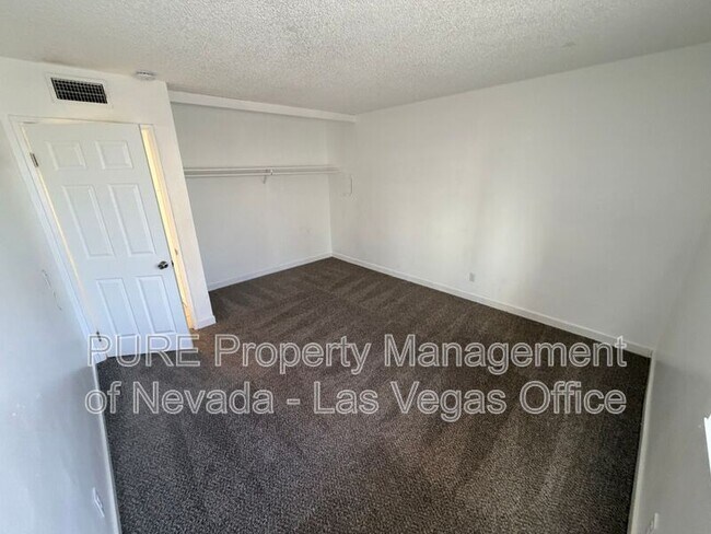 Building Photo - 1405 E Vegas Valley Dr