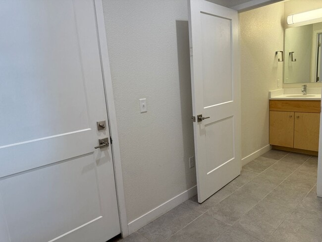 Building Photo - Fresh-Modern-Convenient 2/3/2 Twnhome