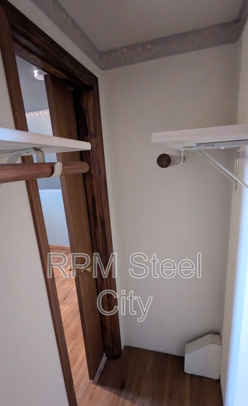 Building Photo - 512-512 1/2 W 10th St