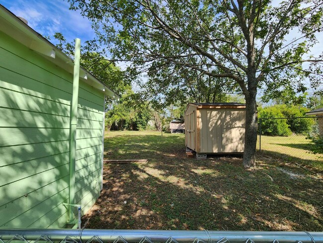 Building Photo - Updated 1-Bedroom Home with Spacious Yard ...