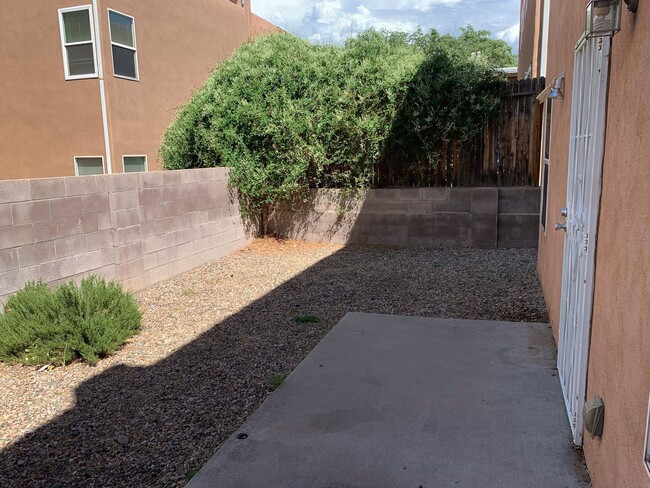 Building Photo - 3 bd / 2.5 bth / 2 car garage near UNM, CN...