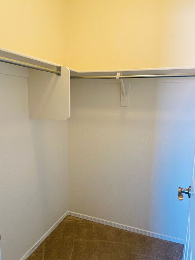 Building Photo - 5 bedroom 3 bath Remolded home Ready to move in!