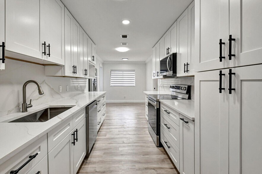 Building Photo - 4705 Fountains Dr S