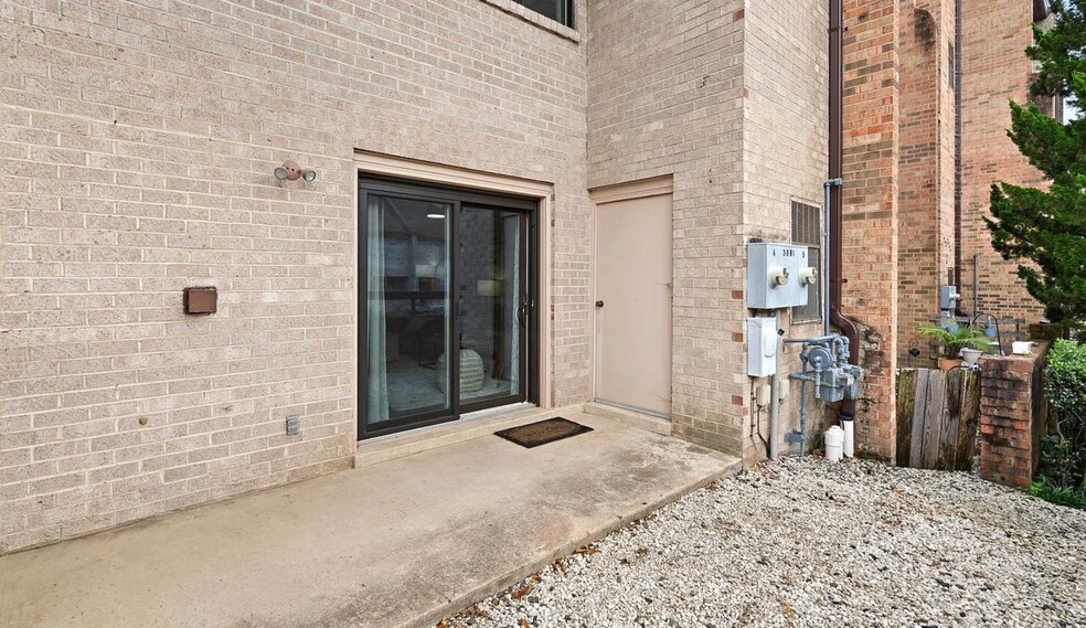 back patio - 3881 Steppes Ct