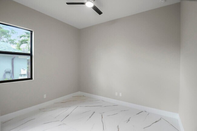 Building Photo - 850 SW Abingdon Ave