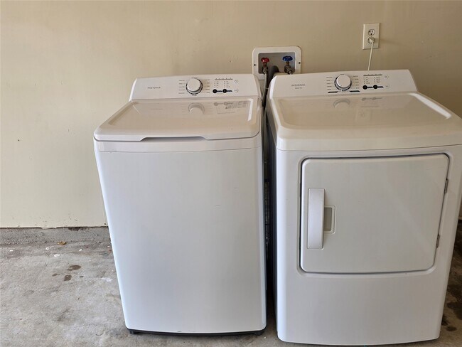 Building Photo - 2715 Riverhollow Ln