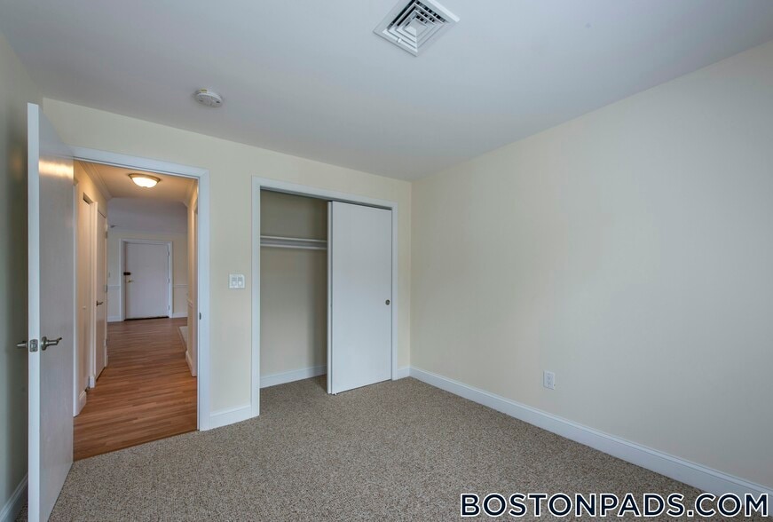 Building Photo - 10 Westgate Dr