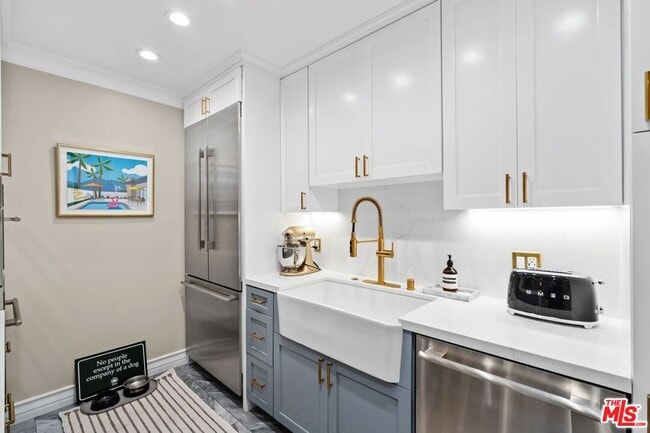 Building Photo - 960 Larrabee St