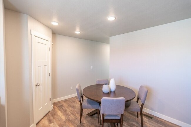 Building Photo - Beautiful Bridgestone Crossing Townhome