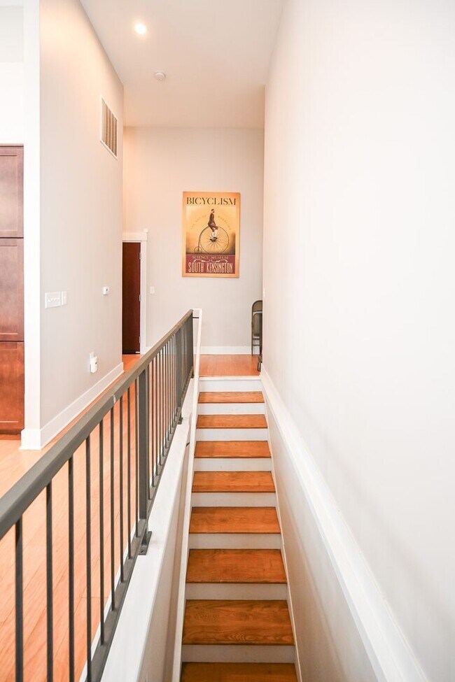 Building Photo - 433 E 13th St