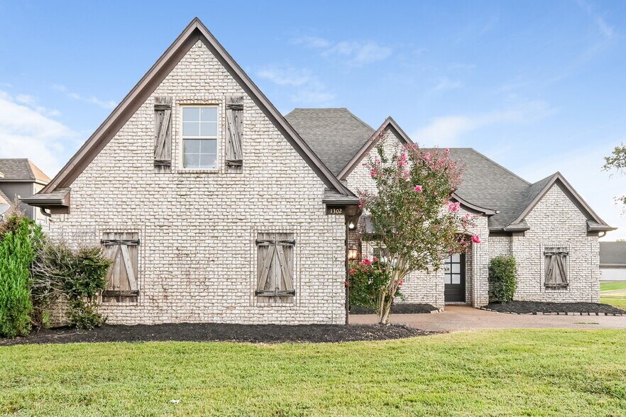 Primary Photo - 1302 Heritage Dr S