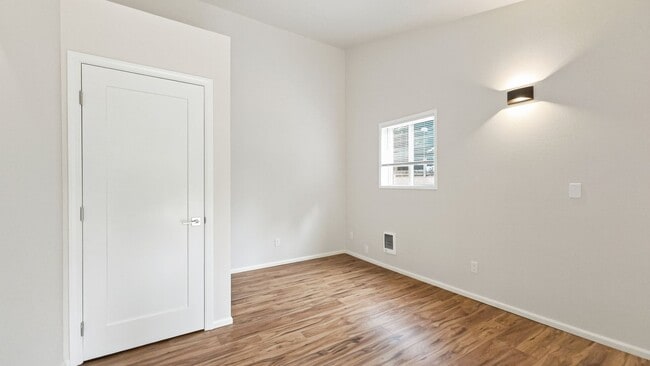 Building Photo - Updated 2-Bed Home Near Parks, Transit, and Light Rail