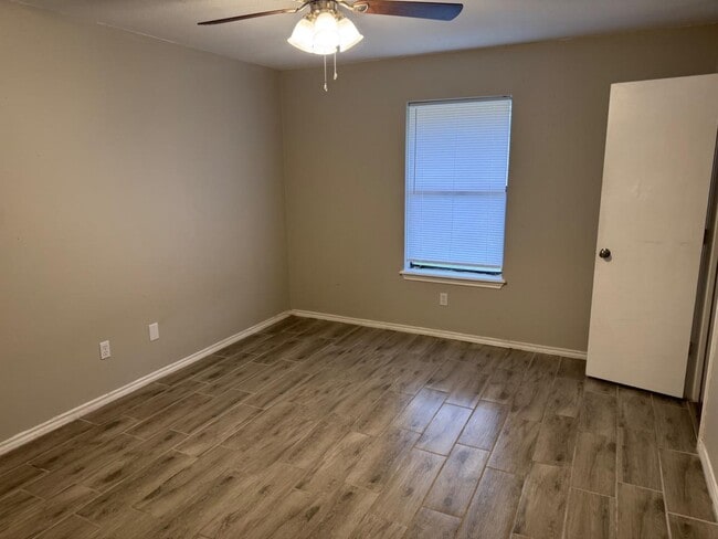 Building Photo - 3923 Stoneridge Dr