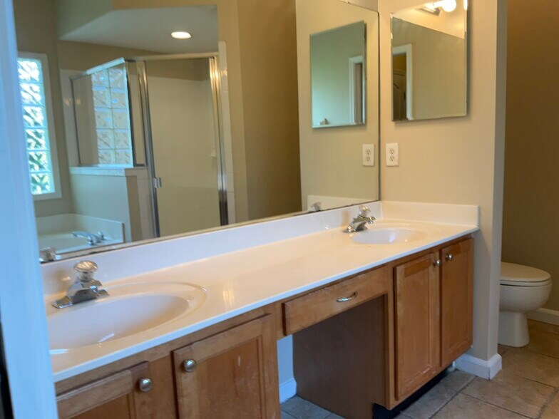 Building Photo - 1982 Protection Pt