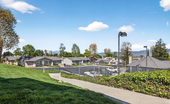 Building Photo - Updated and Move-In Ready!