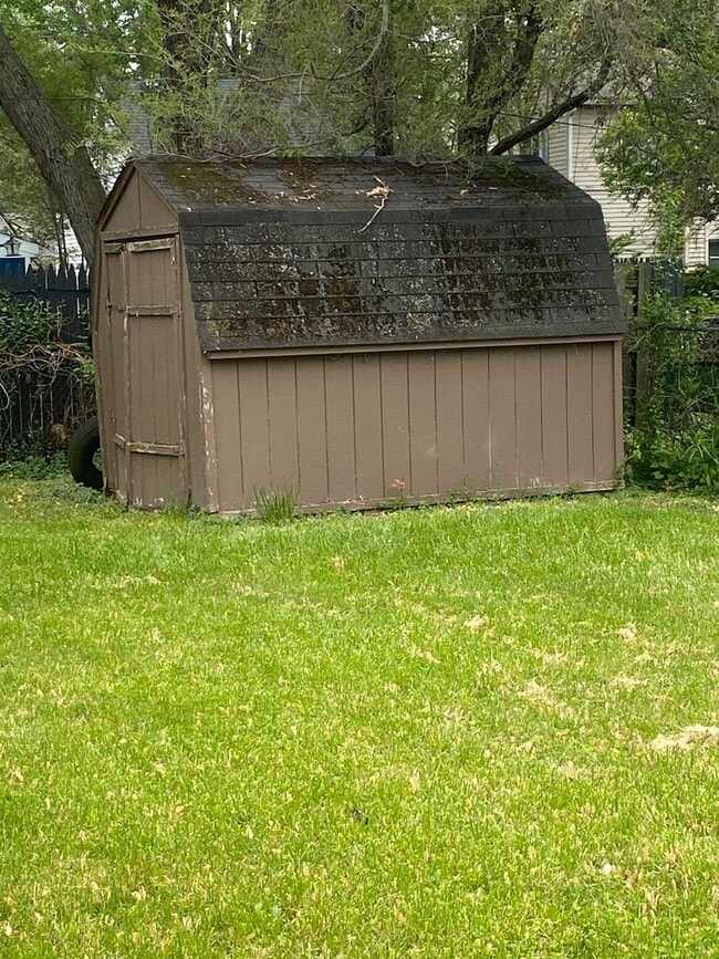Building Photo - Newly painted 3 bedroom 1 bathroom bi-leve...